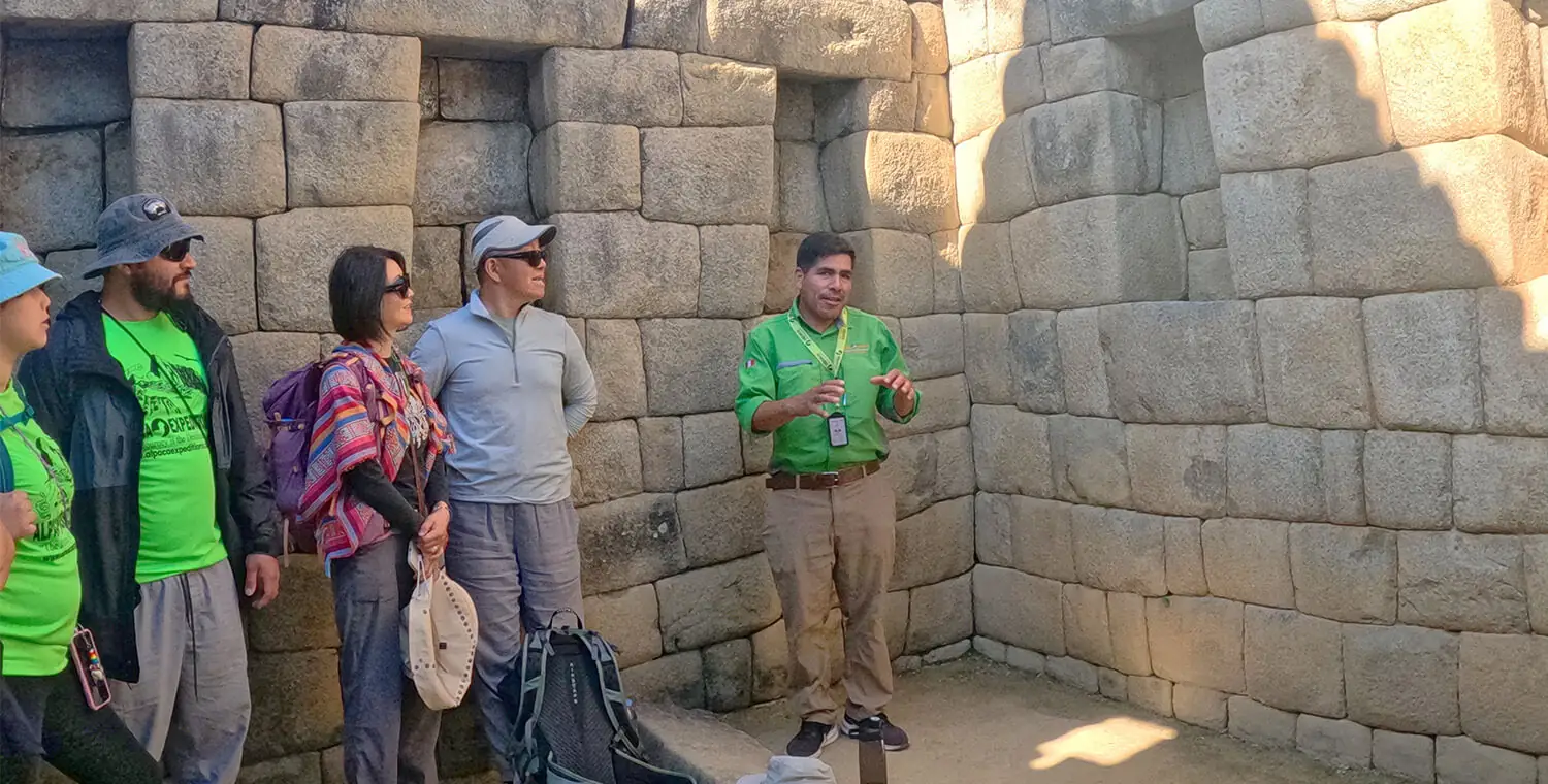 guide AE in Machu picchu 